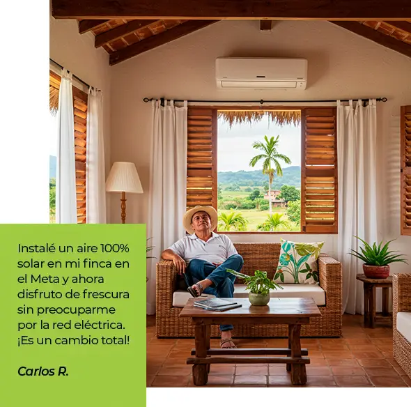 Hombre mayor sentado en un sofá dentro de una sala rural con aire acondicionado tipo split encendido. El espacio tiene techos altos de madera, ventanas abiertas con vista a palmeras y montañas, decoración tropical con muebles de mimbre, plantas y luz natural. Ambiente fresco y acogedor en zona cálida, ideal para ilustrar confort energético en viviendas rurales.