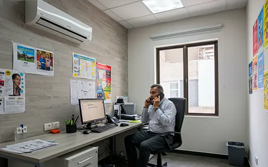 oficina-enfriada-aire-acondicionado-solar